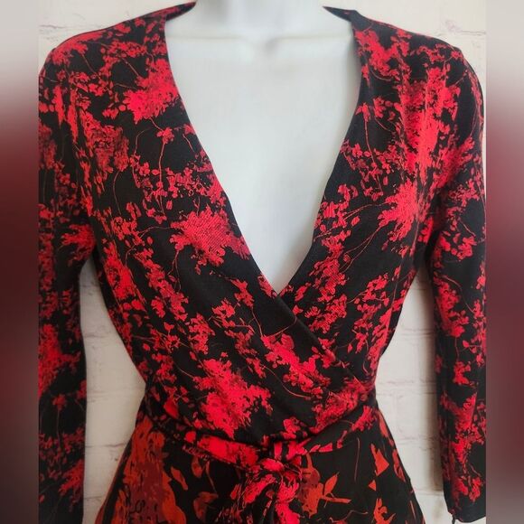 NWT Diane Von Furstenberg "Irina" Black/Red Floral Silk Jersey Wrap Dress Sz.2 - Picture 2 of 11